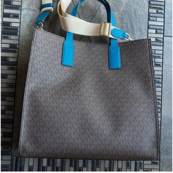 Michael Kors Kenly Large Tote - Picture 5 of 16